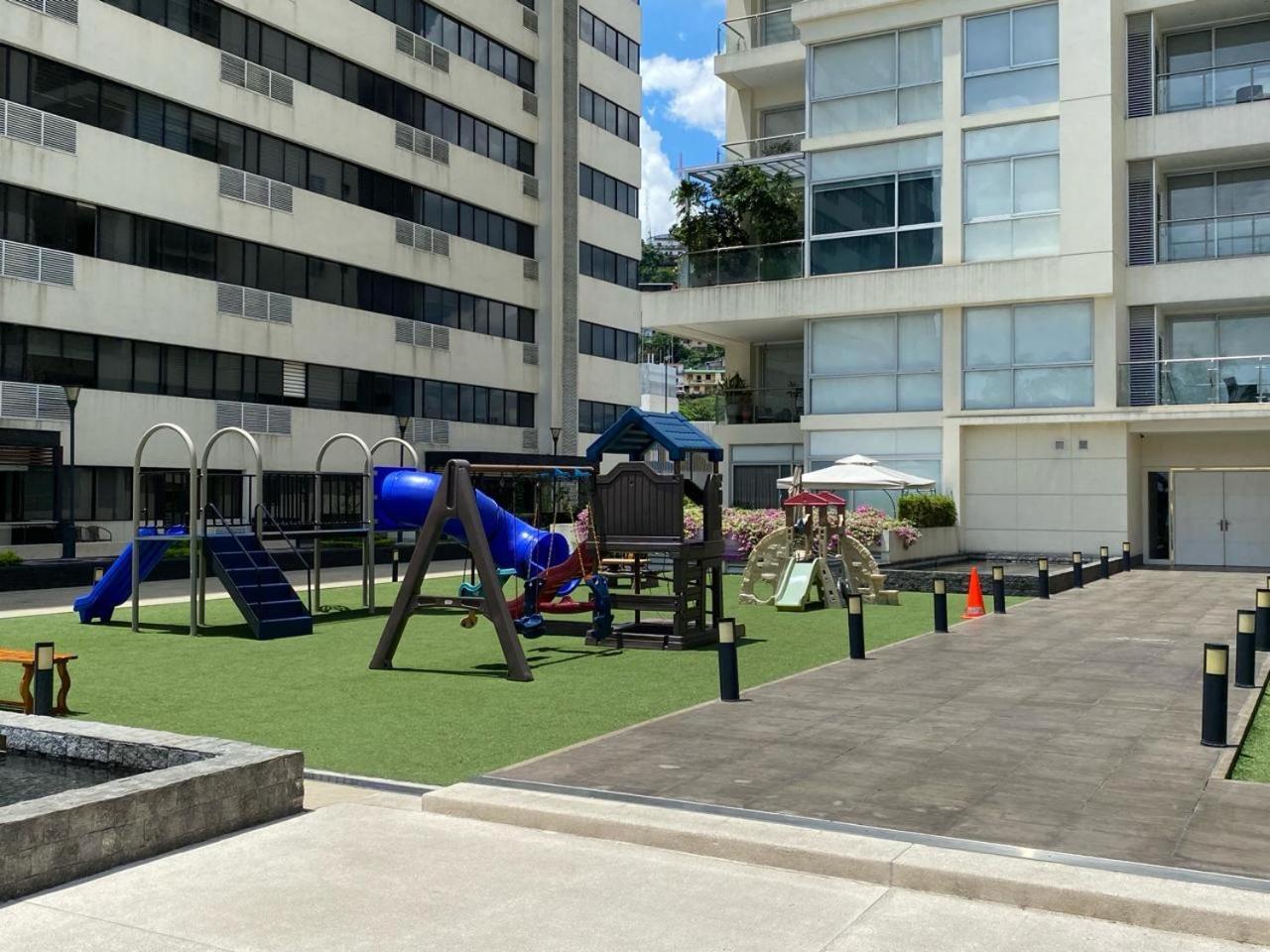 Puerto Santa Ana, Torres Bellini, 2 Dormitorios, Parqueo กวายากิล ภายนอก รูปภาพ